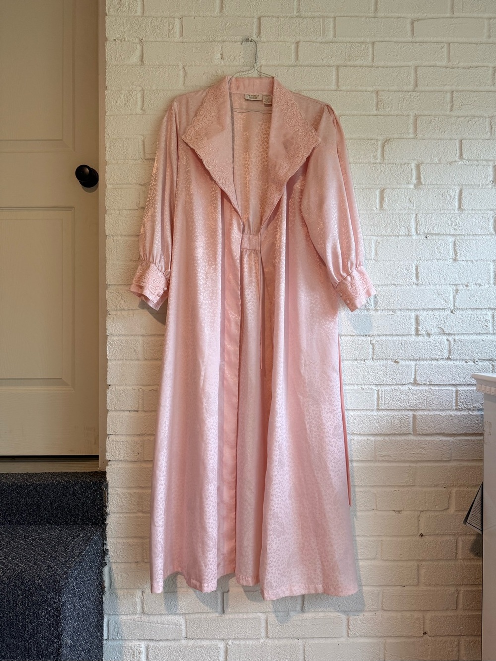 Victoria’s Secret women’s pink lace bathrobe like new